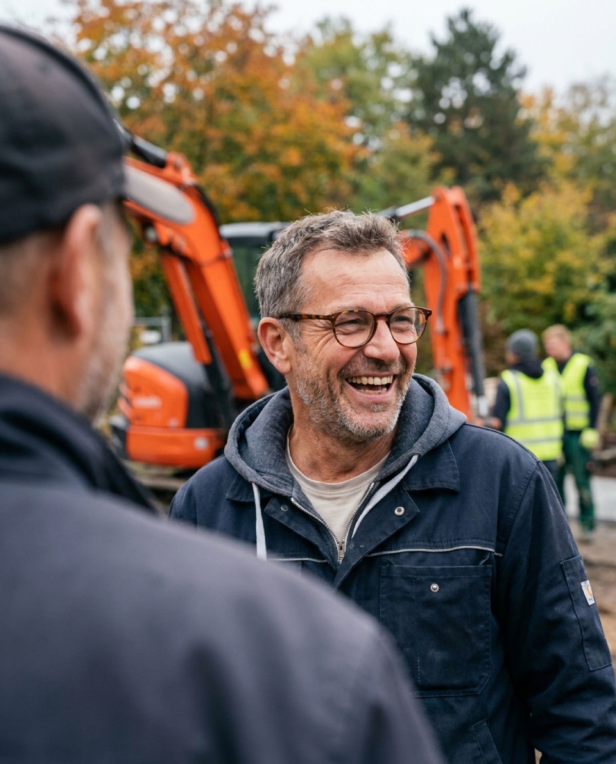 GaLaBau-Chef im Gespräch mit Mitarbeiter auf der Baustelle